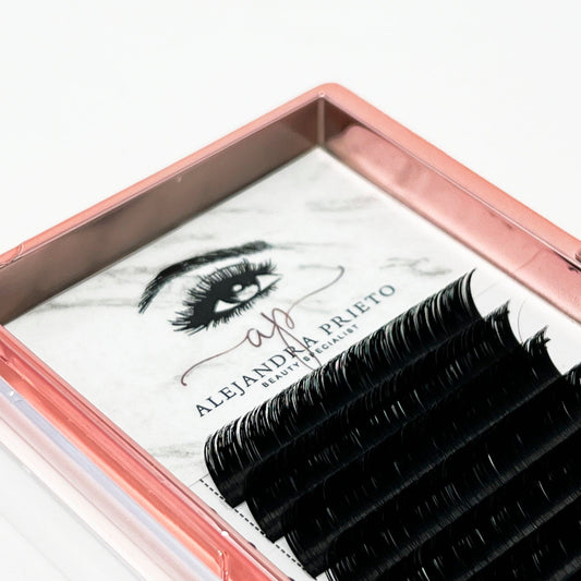 Self-Fanning Lashes profesional use by Ale Prieto